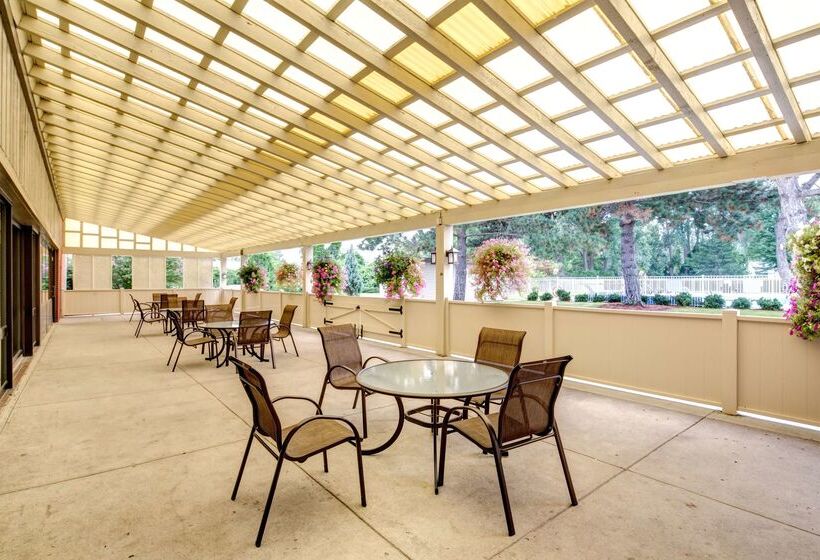 هتل Best Western Plus Guildwood Inn