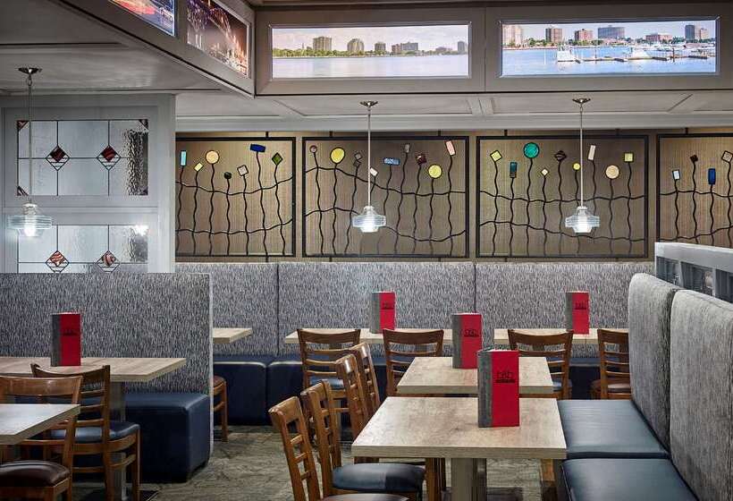 هتل Best Western Plus Guildwood Inn