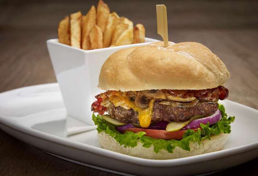 هتل Best Western Plus Guildwood Inn