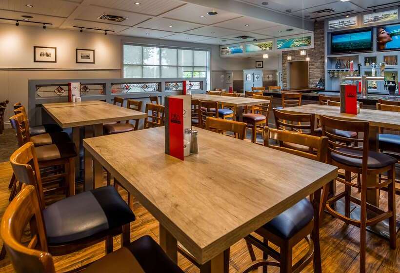 هتل Best Western Plus Guildwood Inn