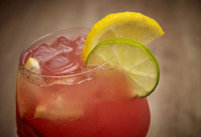 هتل Best Western Plus Guildwood Inn