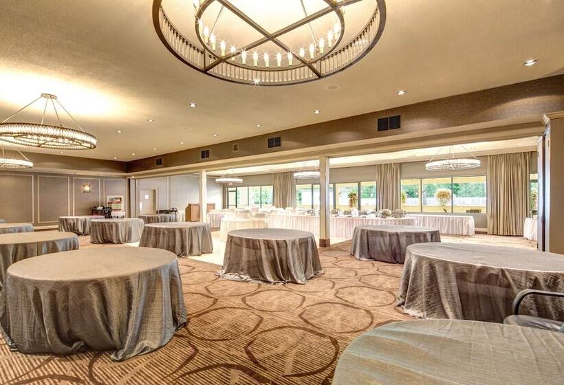 هتل Best Western Plus Guildwood Inn