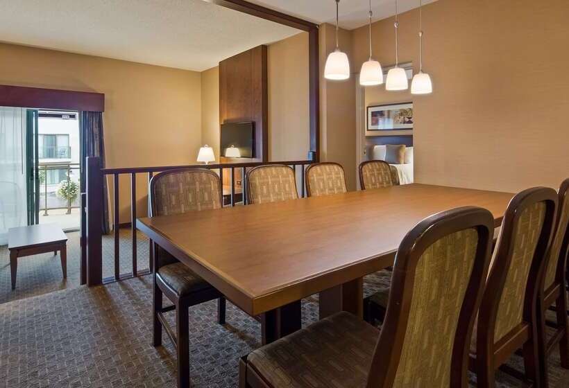 هتل Best Western Plus Lamplighter Inn & Conference Centre