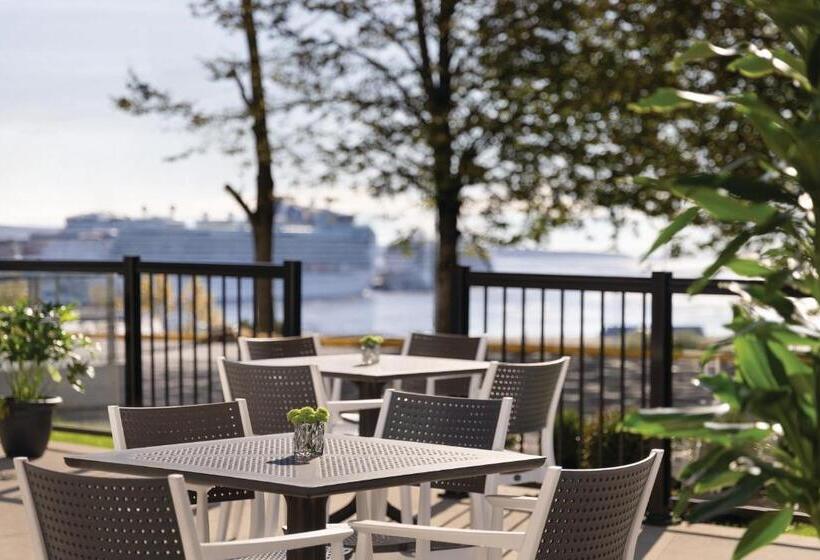 هتل Crowne Plaza Saint John Harbour View, An Ihg