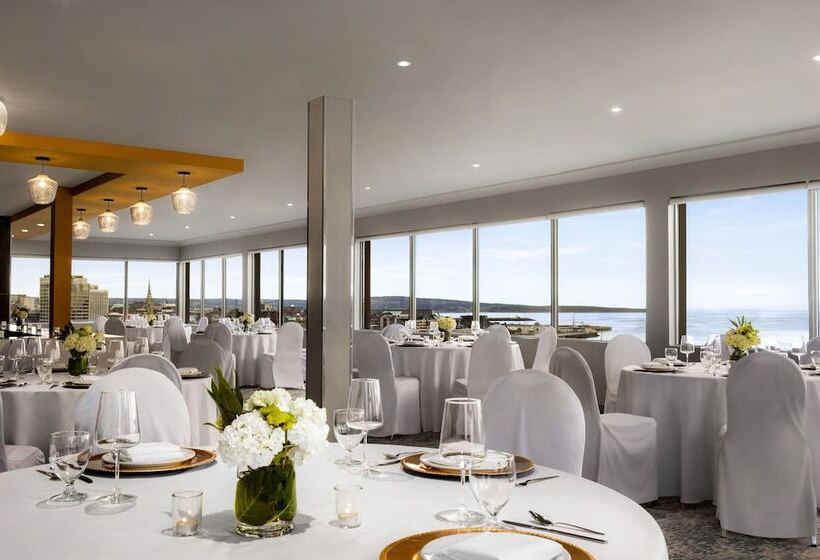 هتل Crowne Plaza Saint John Harbour View, An Ihg