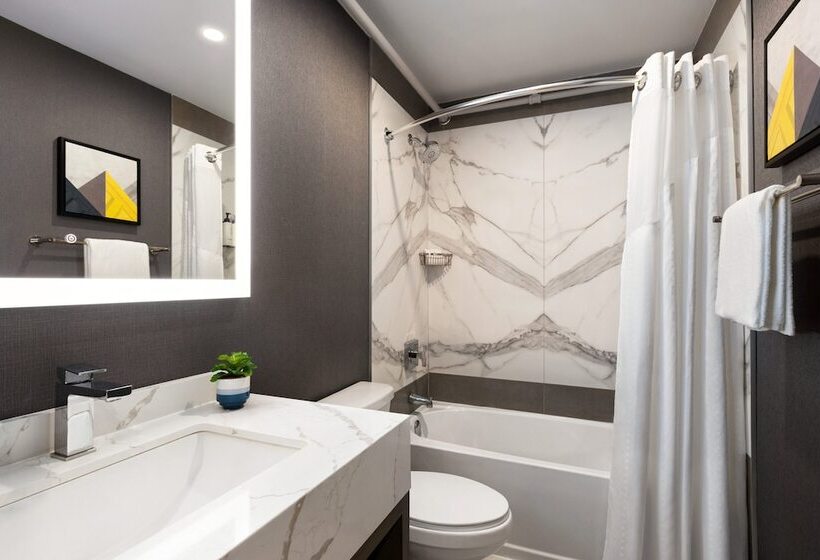 هتل Crowne Plaza Saint John Harbour View, An Ihg