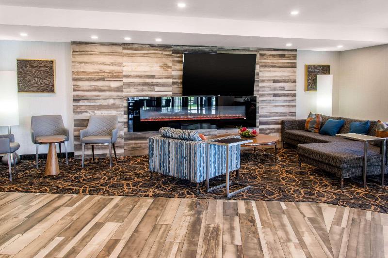 هتل Comfort Inn Montreal Aeroport