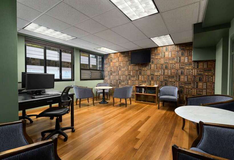 فندق Days Inn By Wyndham Vancouver Downtown