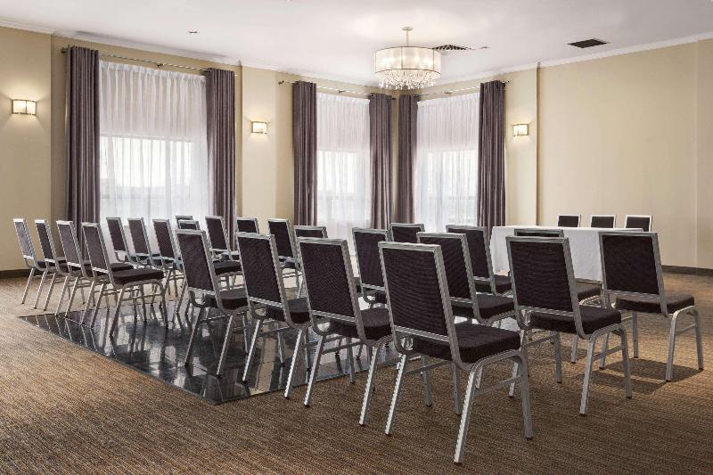 هتل Days Inn & Conference Centre By Wyndham Montreal Airport