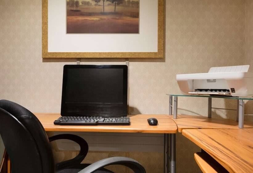בית מלון כפרי Days Inn By Wyndham Renfrew Conference Centre