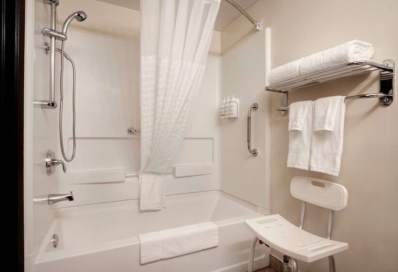 هتل Days Inn & Conference Centre By Wyndham Prince Albert