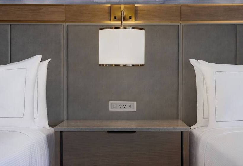 هتل Doubletree By Hilton Kingston