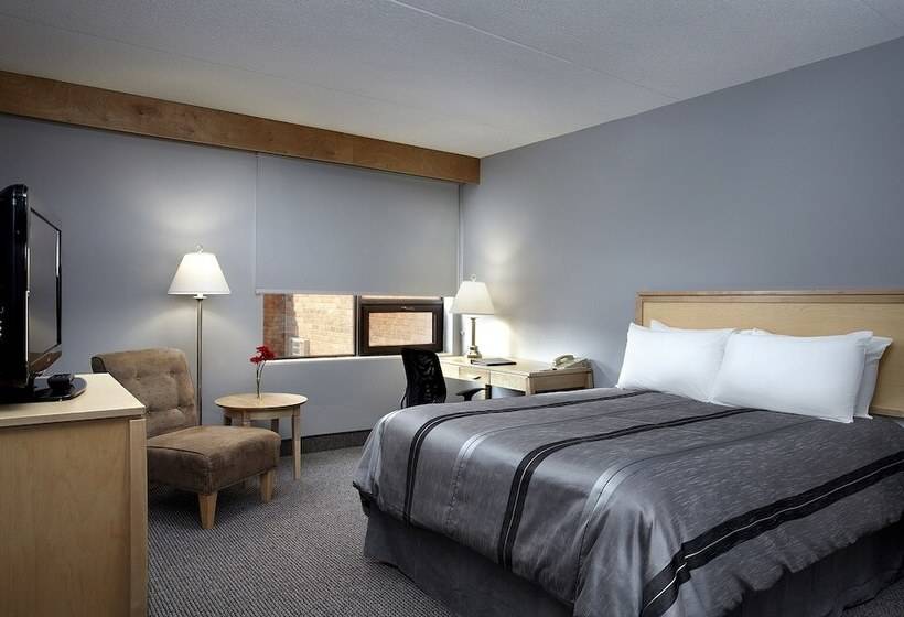 هتل Doubletree By Hilton Kingston