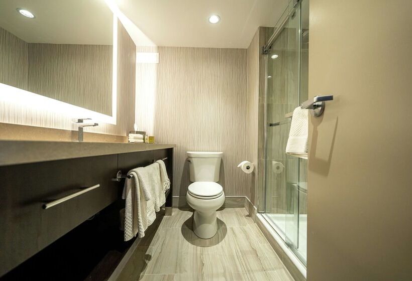 هتل Doubletree By Hilton Kitchener