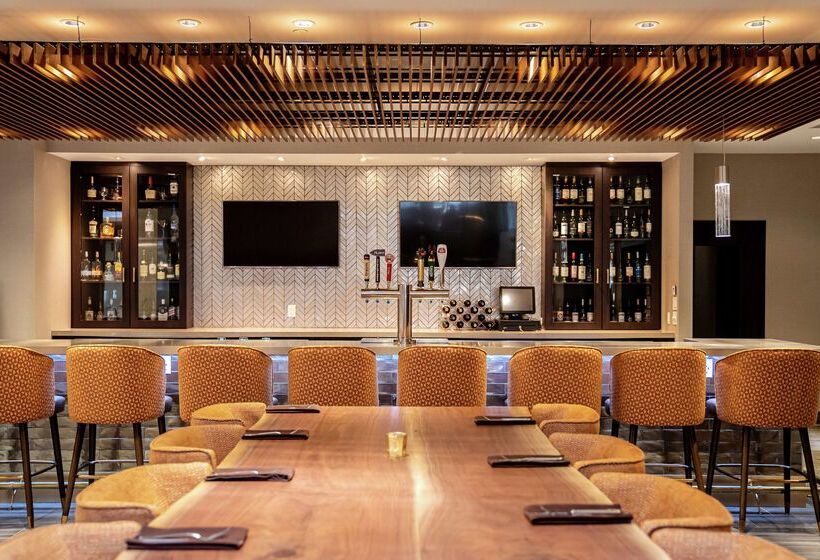 هتل Doubletree By Hilton Kitchener
