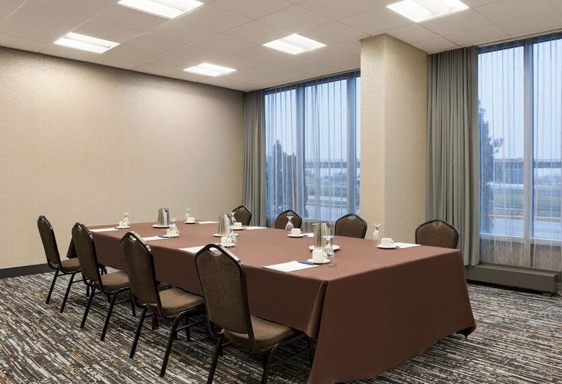 هتل Doubletree By Hilton Pointe Claire Montreal Airport West