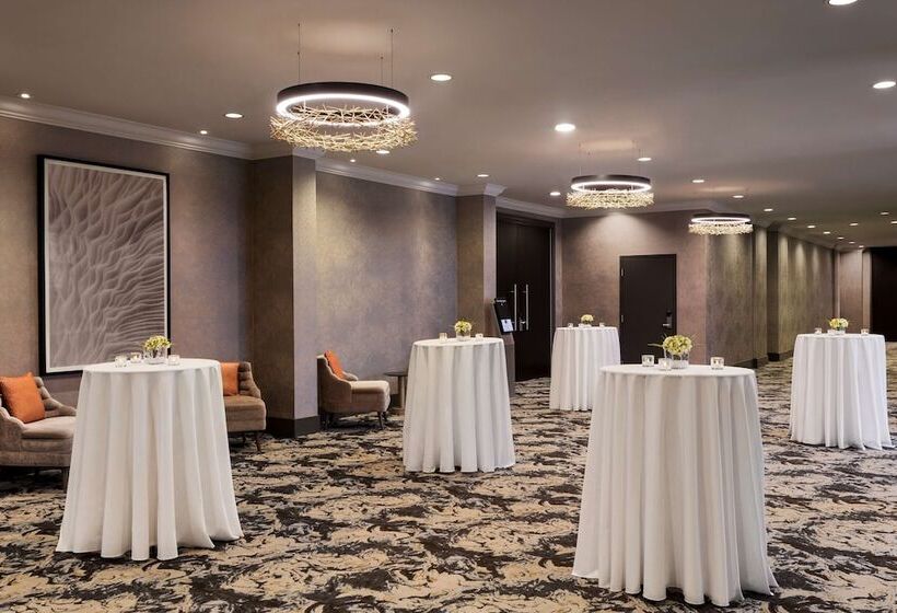 هتل Doubletree By Hilton Pointe Claire Montreal Airport West