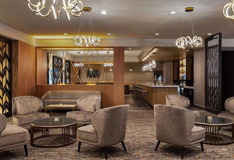 هتل Doubletree By Hilton Pointe Claire Montreal Airport West
