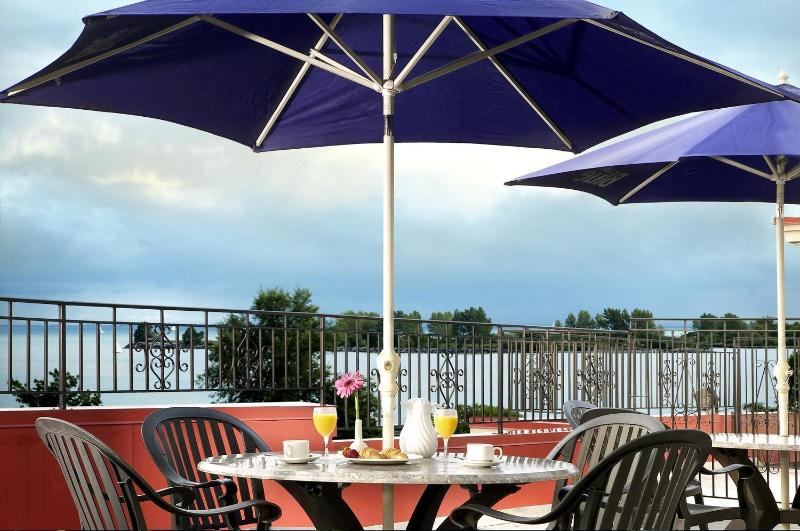 בית מלון כפרי Four Points by Sheraton Toronto Lakeshore