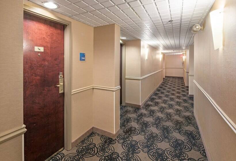 هتل Holiday Inn Express Red Deer, An Ihg