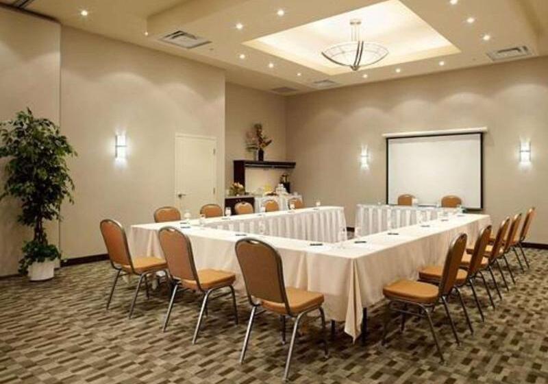 هتل Quality Inn And Suites Brossard