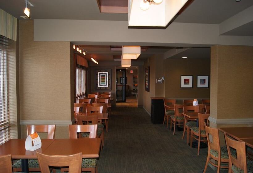 هتل Quality Inn & Suites Pe Trudeau Airport