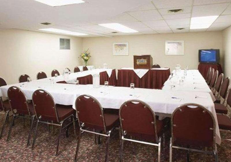 هتل Quality Inn & Suites Pe Trudeau Airport
