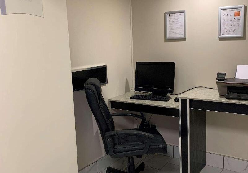هتل Quality Inn & Conference Centre Downtown