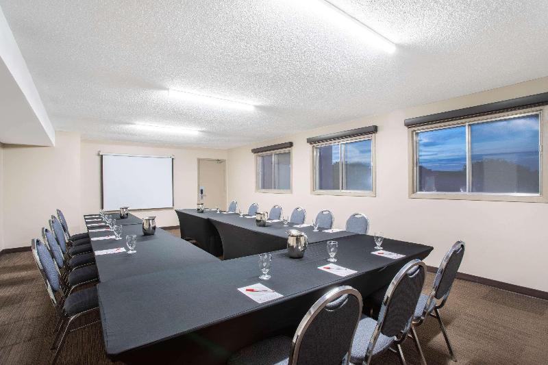 هتل Quality Inn & Conference Centre Kingston Central