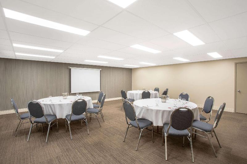 هتل Quality Inn & Conference Centre Kingston Central