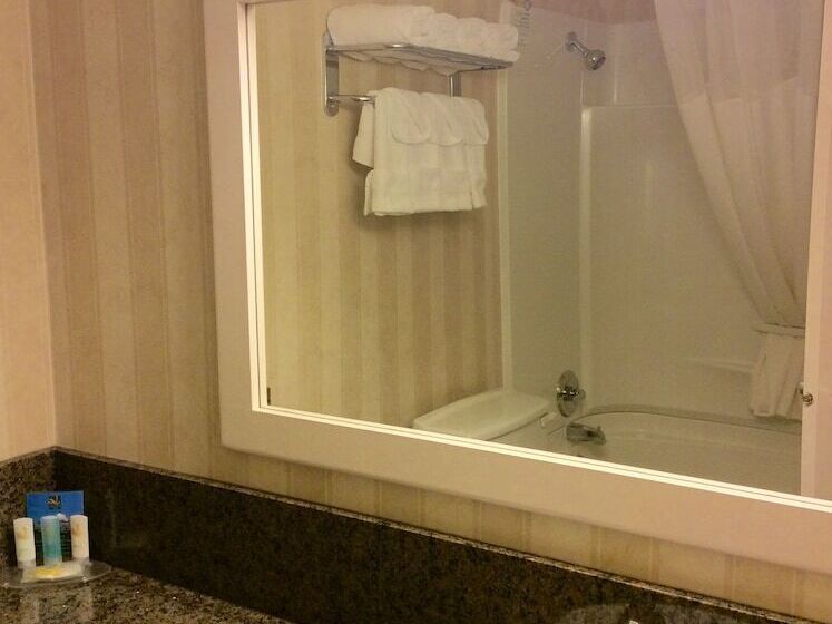 هتل Quality Inn & Conference Centre