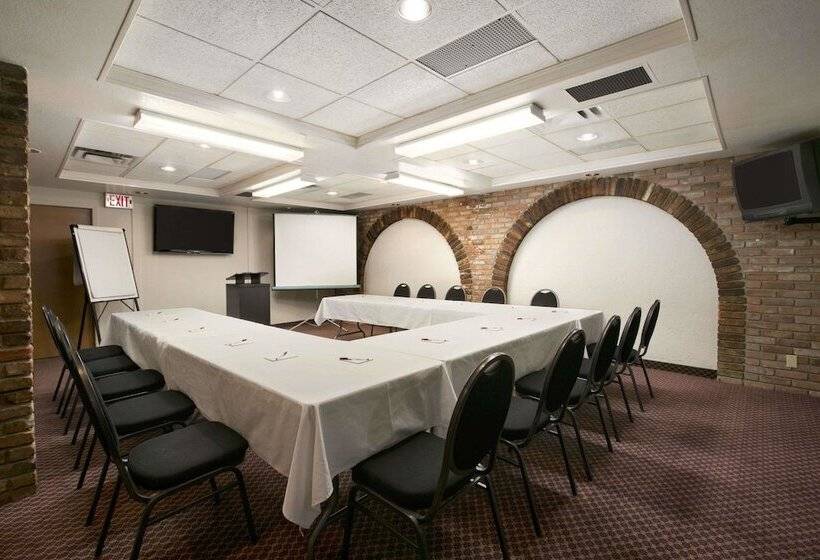 فندق Ramada By Wyndham Lethbridge