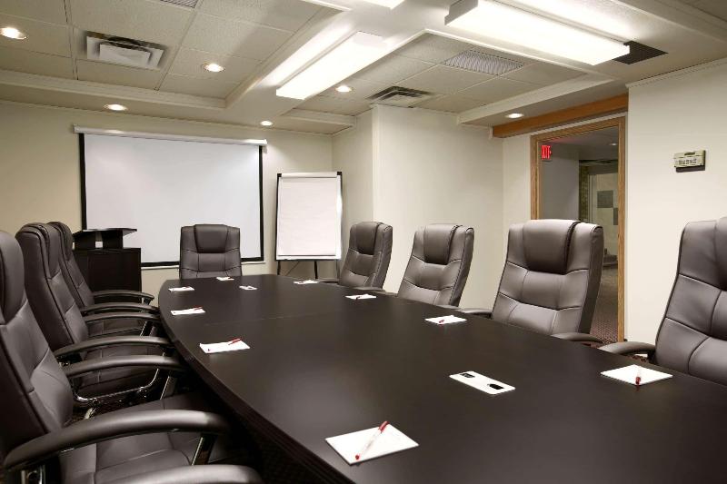 فندق Ramada By Wyndham Lethbridge