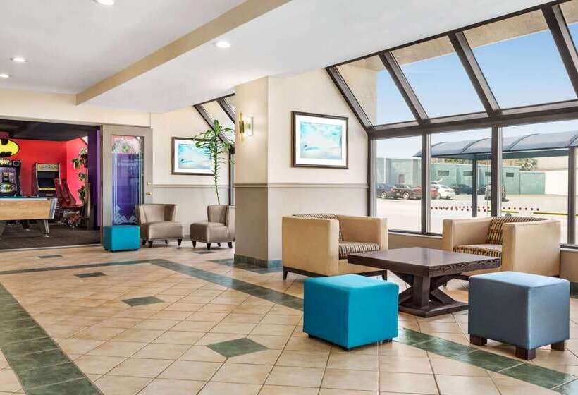هتل Ramada By Wyndham Niagara Falls Near The Falls