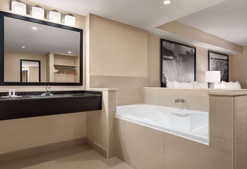 هتل Ramada By Wyndham Niagara Falls Near The Falls