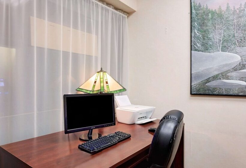 בית מלון כפרי Ramada By Wyndham Pinewood Park Resort North Bay