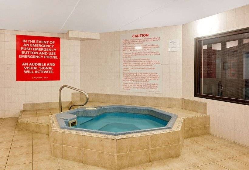 בית מלון כפרי Ramada By Wyndham Pinewood Park Resort North Bay
