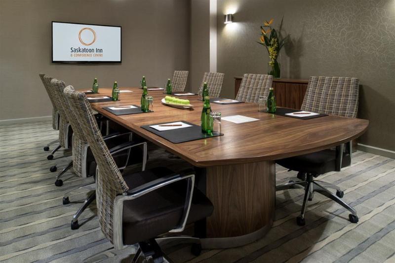 هتل Saskatoon Inn & Conference Centre