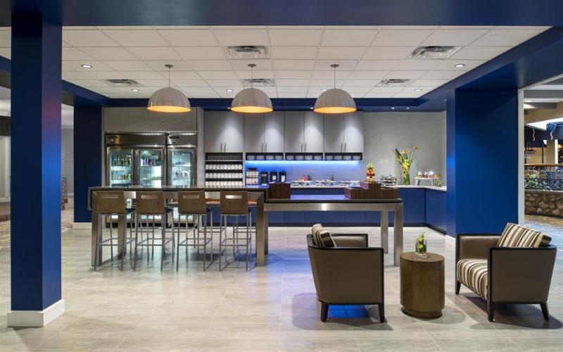 هتل Saskatoon Inn & Conference Centre