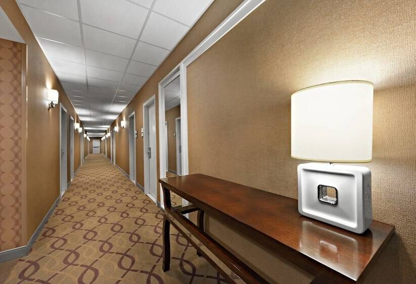 هتل Sheraton Cavalier Saskatoon