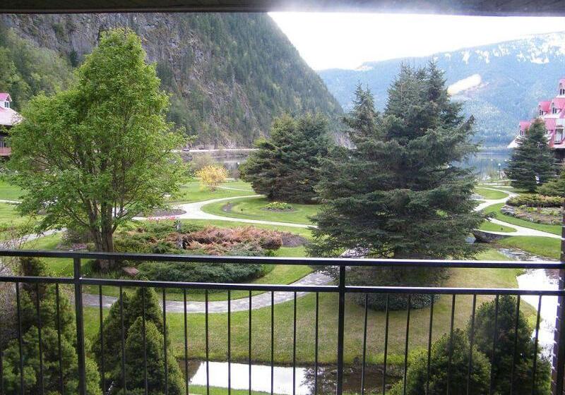 هتل Three Valley Lake Chateau