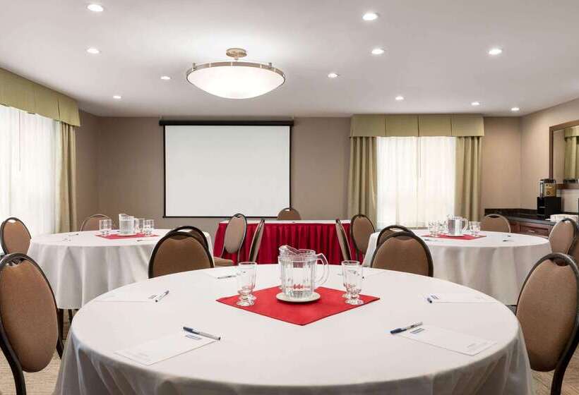 هتل Travelodge By Wyndham Oshawa Whitby