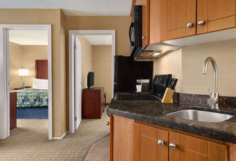 هتل Travelodge By Wyndham Oshawa Whitby