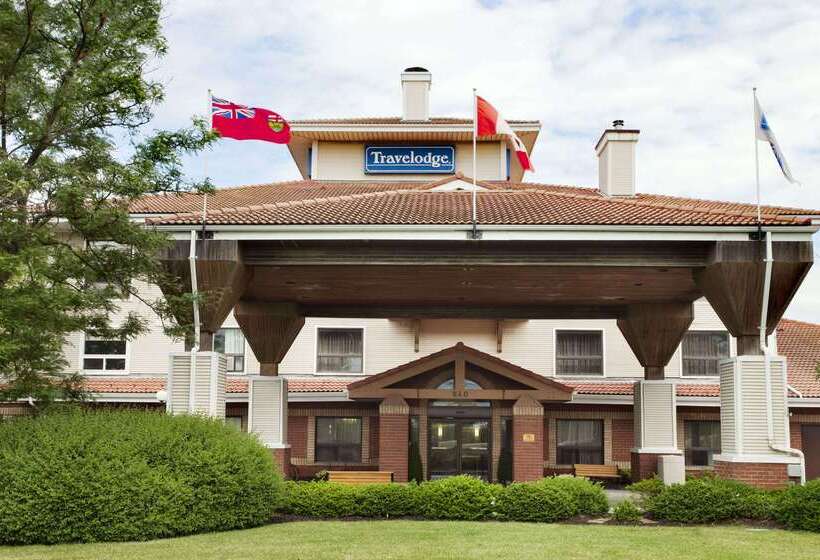 هتل Travelodge By Wyndham Oshawa Whitby