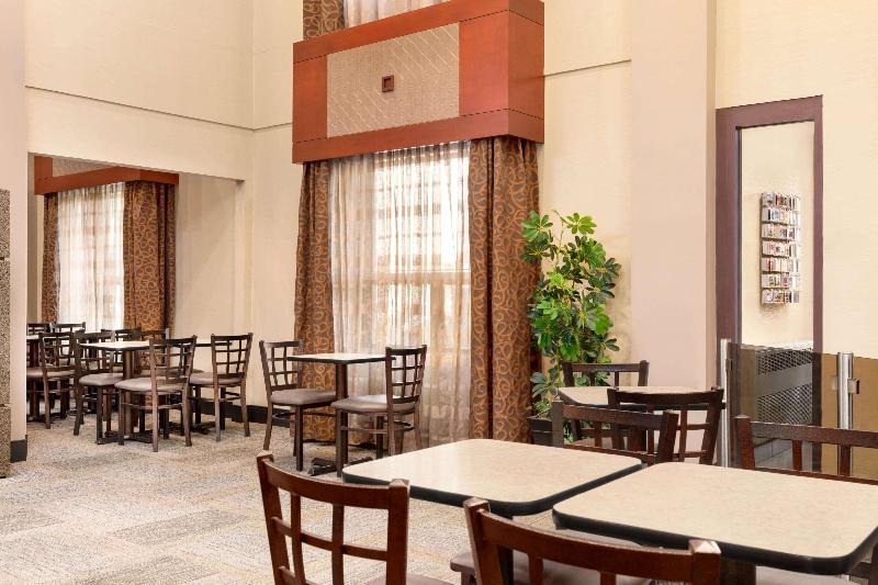 هتل Travelodge By Wyndham Oshawa Whitby