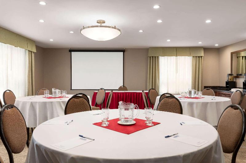 هتل Travelodge By Wyndham Oshawa Whitby