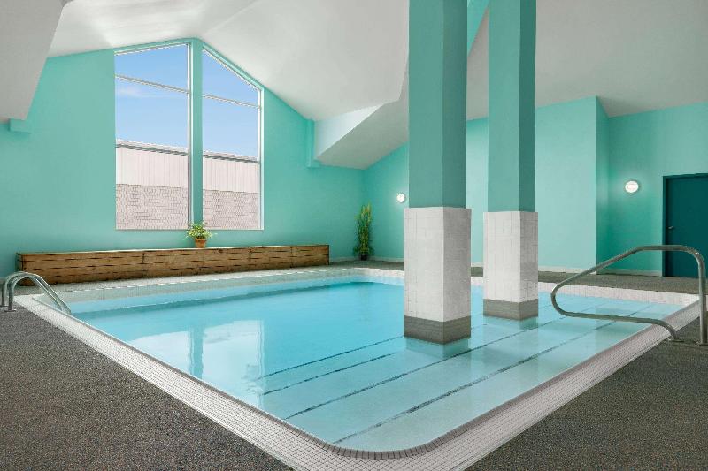 هتل Travelodge By Wyndham Oshawa Whitby