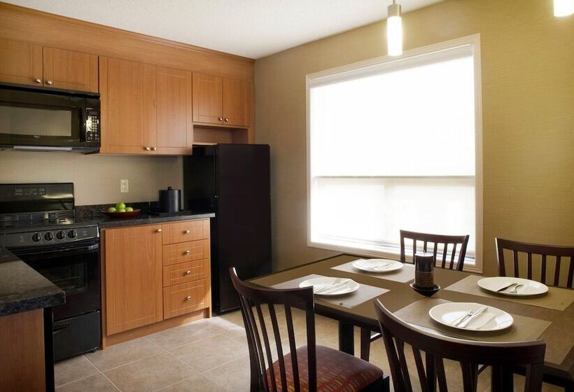 هتل Travelodge By Wyndham Oshawa Whitby