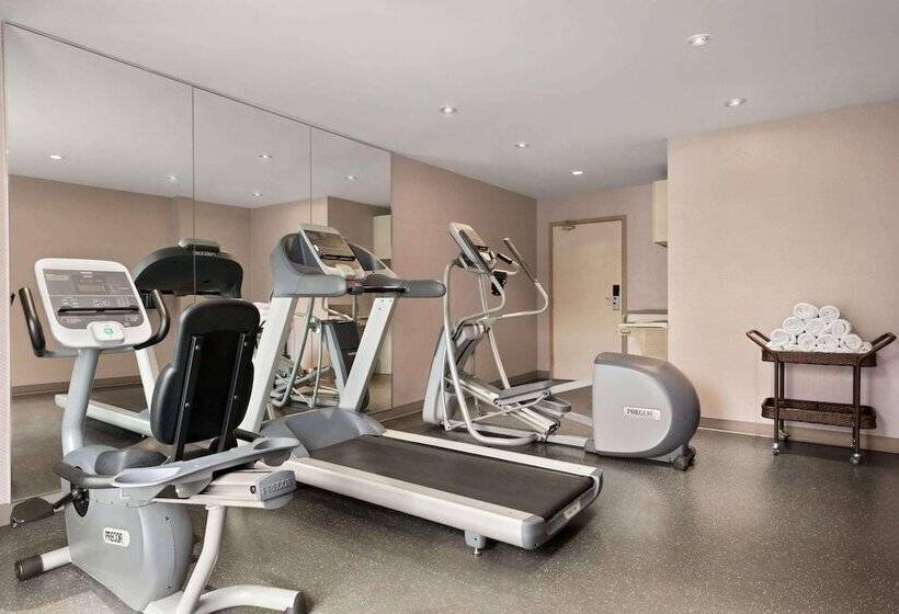 هتل Travelodge By Wyndham Oshawa Whitby