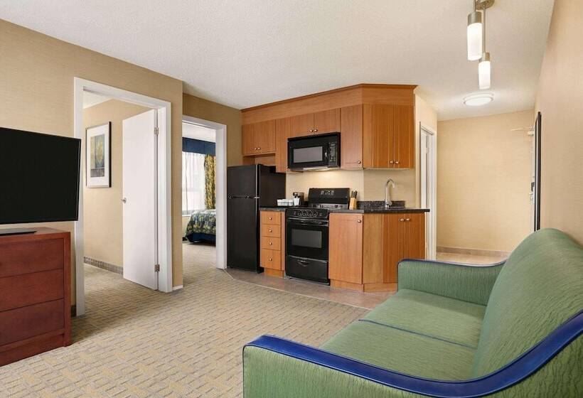 هتل Travelodge By Wyndham Oshawa Whitby